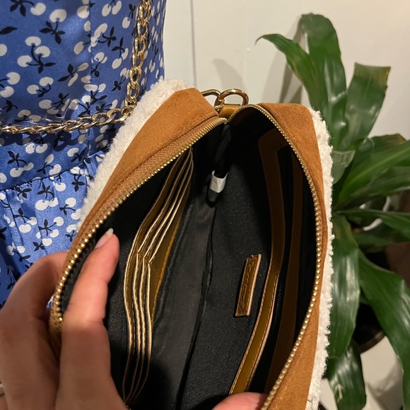 BEARPAW Brown crossbody faux suede & Sherpa purse gold chain - Picture 5 of 5